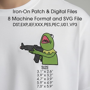 Puede incluir: Camiseta blanca con un bordado de la rana Gustavo sosteniendo un rifle negro. El diseño incluye el texto "Iron-On Patch & Digital Files" y opciones de tamaño que van desde 7,9 cm x 6,6 cm hasta 17,8 cm x 15 cm.
