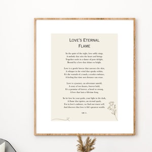 以下が含まれることがあります： ベージュの背景と黒いフレームの額装されたプリント。プリントには「Love's Eternal Flame」というタイトルの詩と、下部に花柄のイラストが描かれています。詩は愛の不変の性質について語っています。