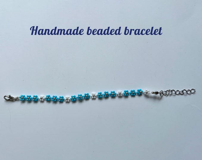 Bracelet fleur perlé fait main, bracelet personnalisé, bracelet floral bleu et blanc, cadeau pour elle, cadeau d'anniversaire