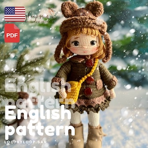 Pode incluir: Padrão de crochê para uma boneca fofa usando um chapéu marrom, um casaco verde e uma bolsa amarela. A boneca está em pé em um fundo nevado. O texto "English pattern" está escrito em branco sobre um fundo preto.