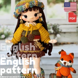 Puede incluir: Una muñeca de ganchillo con cabello largo castaño oscuro, que lleva una boina multicolor, un suéter amarillo mostaza con pompones y una falda marrón. Junto a la muñeca hay un pequeño zorro de ganchillo naranja con bufanda multicolor. Texto English pattern.