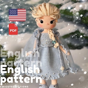 Könnte beinhalten: Gehäkelte Puppe in einem hellblauen Kleid mit silberner Krone und langem Zopf. Die Puppe hat ein zartes Gesicht mit schwarzen Wimpern. Das Bild enthält den Text "English pattern" und ein PDF-Symbol mit der amerikanischen Flagge.