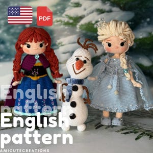 Puede incluir: Muñecas de ganchillo de Anna, Elsa y Olaf de la película Frozen. Anna tiene el pelo rojo y un vestido azul. Elsa tiene el pelo rubio y un vestido azul. Olaf es un muñeco de nieve con nariz de zanahoria y bufanda azul. El texto "English pattern" es visible.
