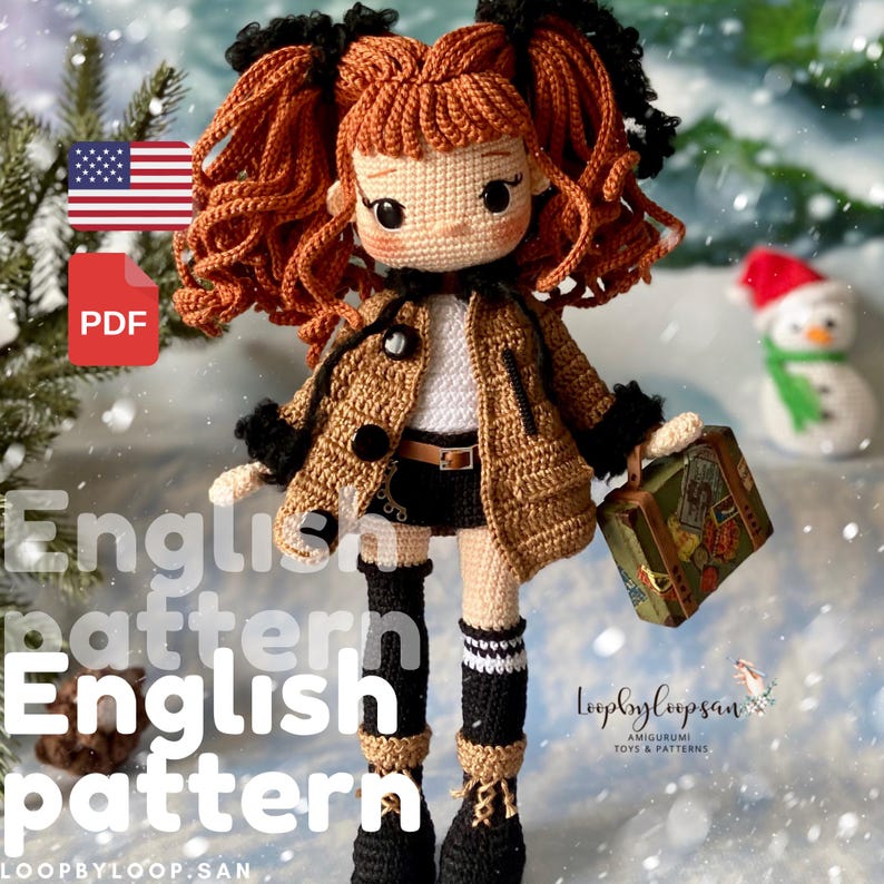 Op de afbeelding: Haakpatroon voor een amigurumipop in PDF-formaat. De pop draagt een bruin jasje, een zwarte rok en witte sokken. De pop heeft bruin haar en houdt een kleine koffer vast. Het patroon is beschikbaar in het Engels.