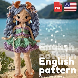 Puede incluir: Una muñeca de ganchillo con largo cabello rizado color bígaro, que viste un conjunto de top y falda con volantes en verde y morado. La muñeca tiene pendientes dorados en forma de concha, perlas y accesorios naranjas. Texto: English pattern.