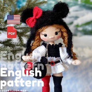 Puede incluir: Patrón de muñeca de crochet en inglés, con una niña con ropa blanca y negra, zapatos rojos y un sombrero blanco y negro con un lazo rojo. El patrón está disponible para descargar en PDF.