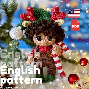 Puede incluir: Patrón de crochet para una linda muñeca elfo con cabello castaño, que lleva un gorro verde con cuernos rojos, un atuendo rojo y marrón, y sostiene un bastón de caramelo. El patrón está disponible en inglés y es una descarga digital.