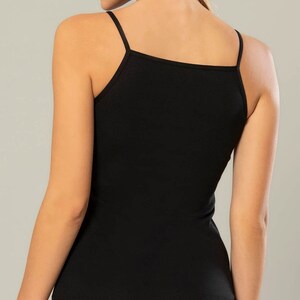 K&ouml;nnte beinhalten: Ein schwarzes &auml;rmelloses Tanktop mit d&uuml;nnen Tr&auml;gern.