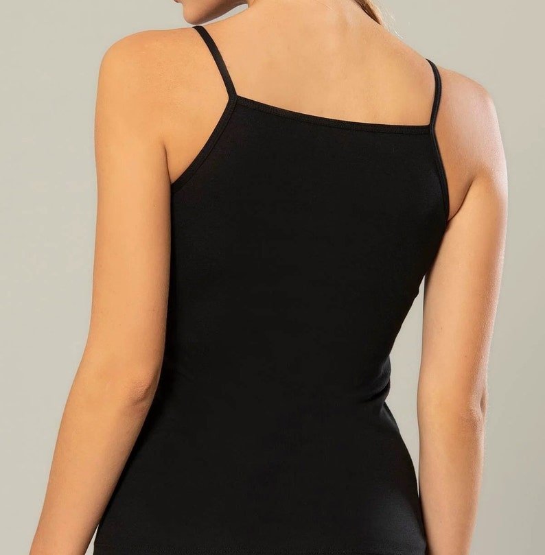 K&ouml;nnte beinhalten: Ein schwarzes &auml;rmelloses Tanktop mit d&uuml;nnen Tr&auml;gern.
