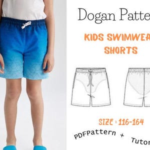 Könnte beinhalten: Ein Kind trägt eine blau-weiß-Ombre-Badehose mit geometrischem Muster. Die Shorts haben einen Kordelzug in der Taille. Das Bild enthält auch ein Schnittmuster für Kinder-Badeshorts mit dem Text "Dogan Pattern" und "SIZE: 116-164".