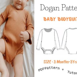 Könnte beinhalten: Ein PDF-Schnittmuster und eine Anleitung zum Nähen eines Baby-Bodys. Das Schnittmuster ist für die Größen 3 Monate bis 3 Jahre. Das Bild zeigt ein Baby, das einen braunen gerippten Body trägt.
