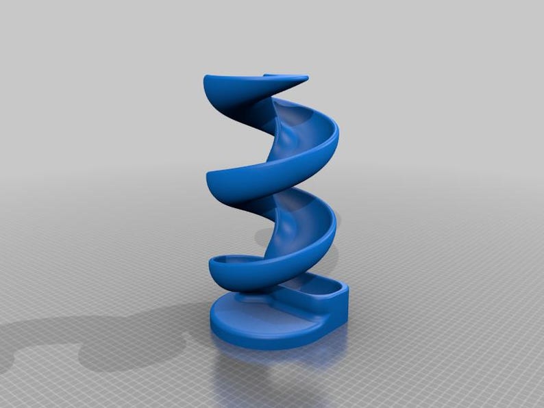 Puede incluir: Un juguete de pl&aacute;stico azul en forma de espiral con una base. El juguete est&aacute; dise&ntilde;ado para permitir que los objetos peque&ntilde;os rueden por la espiral.
