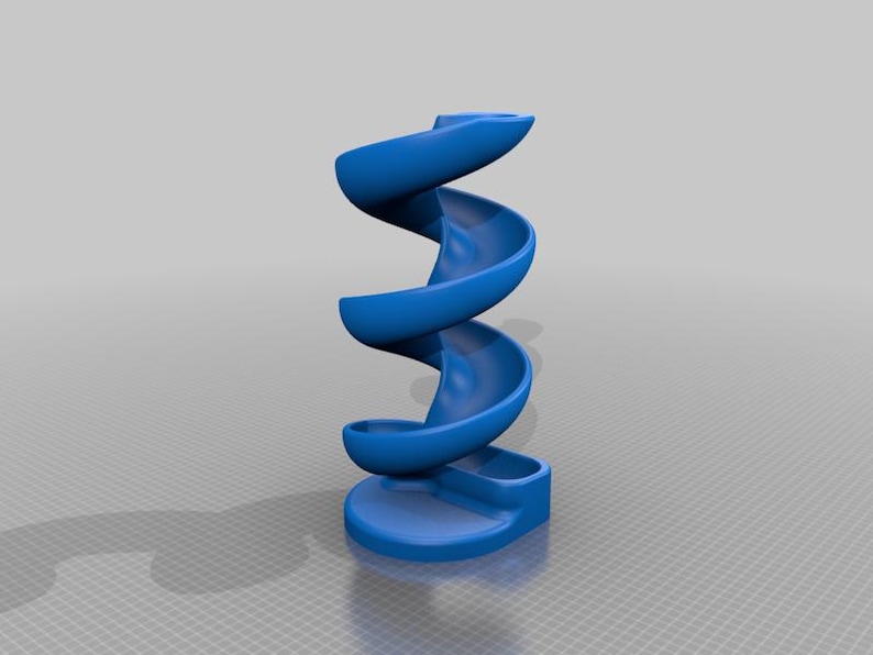 Puede incluir: Un juguete de pl&aacute;stico azul en espiral con una base. El juguete est&aacute; dise&ntilde;ado para permitir que los objetos peque&ntilde;os rueden por la espiral.
