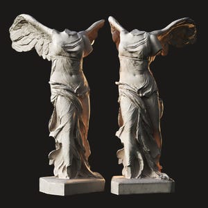 Puede incluir: Dos estatuas de mármol blanco de la Victoria Alada de Samotracia, una escultura sin cabeza de una mujer con alas, de pie sobre una base blanca.