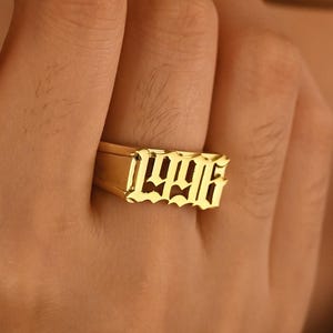 Anillo gótico con fecha • Anillo con número personalizado • Anillo con año grabado • Anillo con año en estilo inglés antiguo • Anillo de cumpleaños • Anillo de aniversario • Anillo llamativo