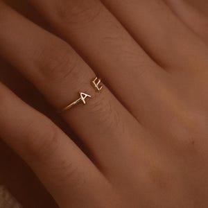 Anillo personalizado de dos letras • Anillo con letra personalizada • Joyería minimalista para nuevas mamás • Anillo con inicial delicada • Anillo apilable personalizado