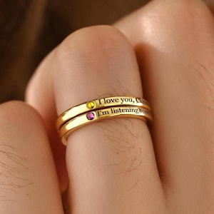 Bague prénom délicate avec pierres de naissance empilables • Prénom de bébé avec pierre • Bague date et nom personnalisé • Message ou bague de coordonnées • Cadeau pour la fête des Mères • Noël