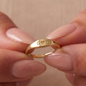Anel com nome gravado personalizado • Anel delicado com nome • Anel gravado • Joia com nome • Anel empilhável para mulheres • Presente para madrinha • Presente para mãe