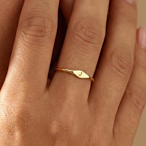 Initiaal zegelring • Letterring • 14k gouden initiaalring • Stapelring • Gold filled ring • Cadeau voor haar • Verjaardagscadeau •Kerstcadeaus