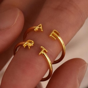 Anillo con inicial doble de oro de 18 quilates • Anillo con letra personalizada • Anillo con inicial • Anillo apilable minimalista, simple y abierto • Regalo para baby shower • Regalo para ella