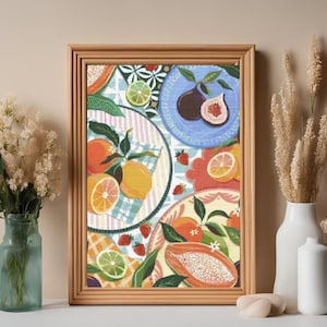 Puede incluir: Una impresión enmarcada que presenta una ilustración colorida de varias frutas y verduras en platos. El diseño incluye higos, limones, limas, papaya y fresas.