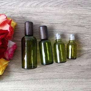 Flaconi roll-on per oli essenziali, in acciaio inox, con coperchio in legno naturale, in vetro verde oliva, per viaggi, profumi e cosmetici.