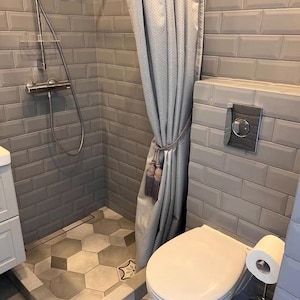 Rideau de douche rigide gris, conception de salle de bain à motif losange, rideau de douche suspendu à crochets, décoration de salle de bain, rideau de douche en hauteur sur mesure.