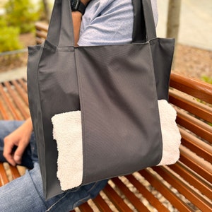 Strandtasche für Männer mit separater Handtuchtasche und zwei Griffen, Vielseitiges Einkaufstaschendesign, Dunkelgraue Pooltasche mit Innentasche für Telefon.