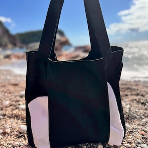 Schwarze robuste Strandtasche, Handgemachte Sommertasche mit Handtuchseitentasche, Minimalistische Pooltasche, Langlebige Reisetasche, Geschenk für Strandliebhaber