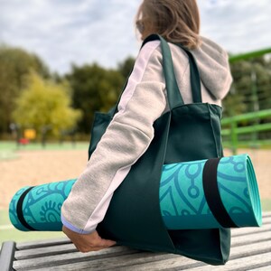 Puede incluir: Un juego de tres tazas de cer&aacute;mica con un acabado mate moteado. Las tazas son de color crema, marr&oacute;n claro y marr&oacute;n oscuro. Cada taza tiene un dise&ntilde;o simple y minimalista y un asa redondeada.