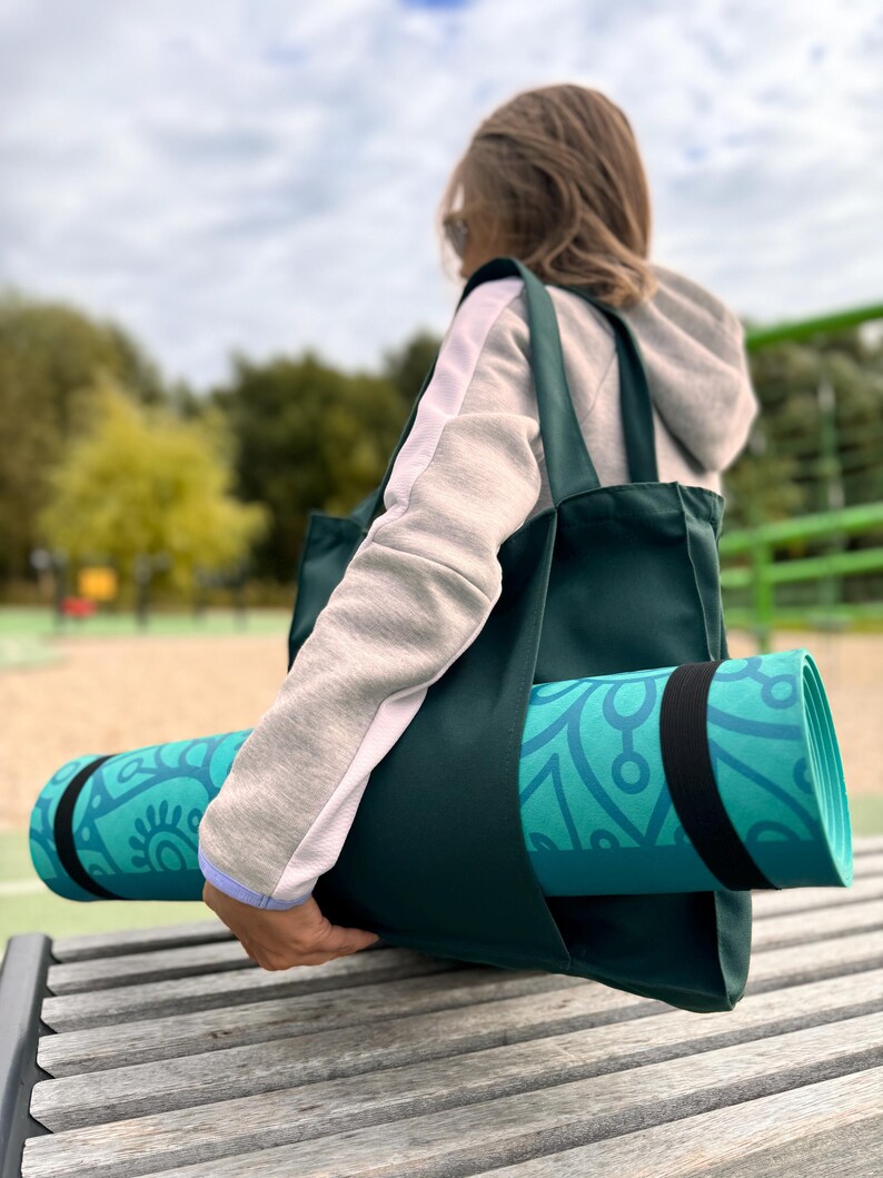 Puede incluir: Un juego de tres tazas de cer&aacute;mica con un acabado mate moteado. Las tazas son de color crema, marr&oacute;n claro y marr&oacute;n oscuro. Cada taza tiene un dise&ntilde;o simple y minimalista y un asa redondeada.