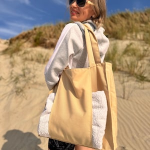 Beige gelbe Tragetasche, Dicke Stoff Strand Tragetasche, Handgemachte funktionelle Schultertasche, Minimalistische Tasche für Handtücher, Sommer Reisetasche für Frauen