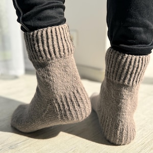 Chaussettes en laine tricotées à la main pour hommes, Chaussettes grises chaudes, Chaussettes minimalistes pour la maison, Cadeau en tricot rustique pour lui, Chaussettes cabine confortables, Taille L, Cadeau pour homme.