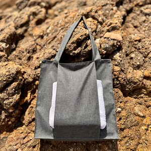 Handgemachte graue Stoff Strandtasche, Sommer Tragetasche, Reisefreundliche Pooltasche, Beruf Strandtasche, Strandtasche mit Tasche, Geschenk für Schwester.