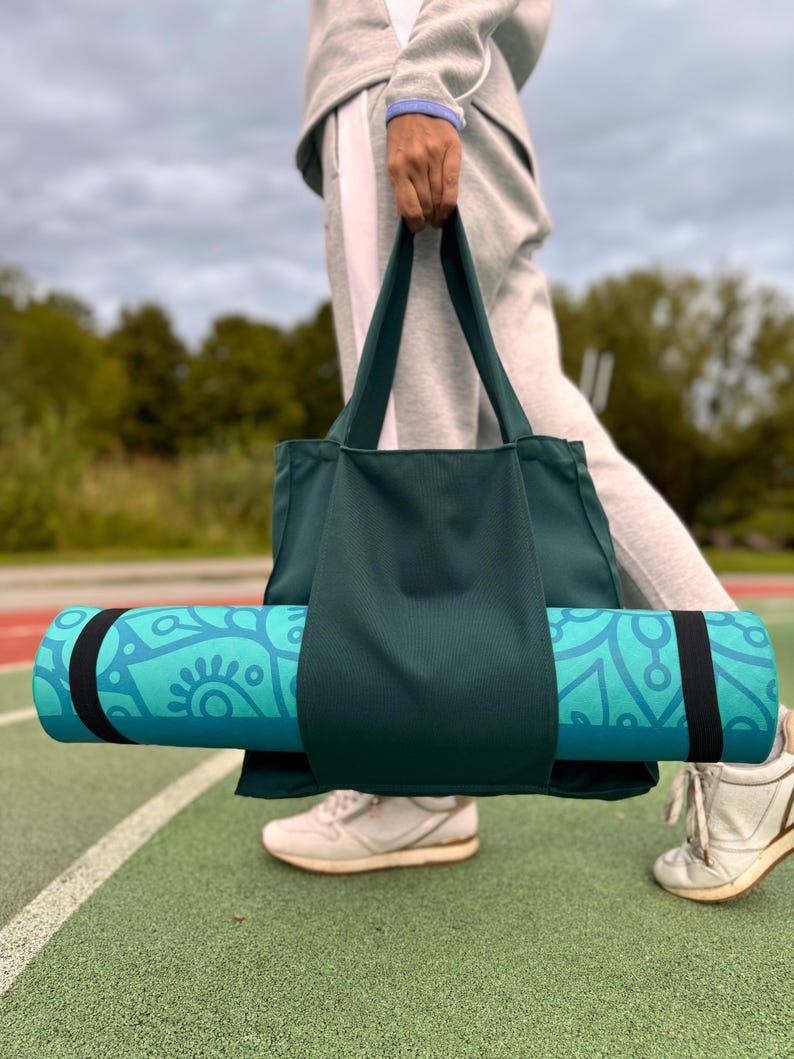 Going woman with dark green yoga bag.