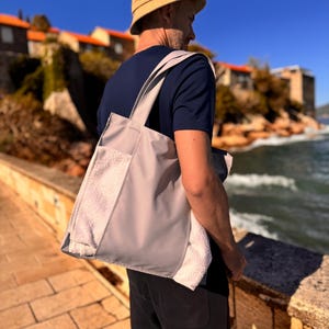 Herren Strandtasche mit separater Handtuchtasche und zwei Griffen, Vielseitiges Tragetaschendesign, Hellgraue Pooltasche mit Innentasche für das Telefon.