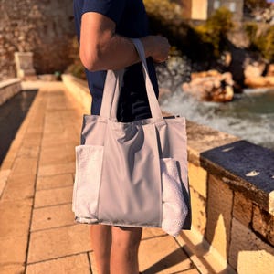 Robuste Herren Strandtasche, Funktionale Sommertasche mit Handtuch Seitentasche, Minimalistische Reisetasche für Pool oder Fitnessstudio, Handgemachtes praktisches Geschenk.
