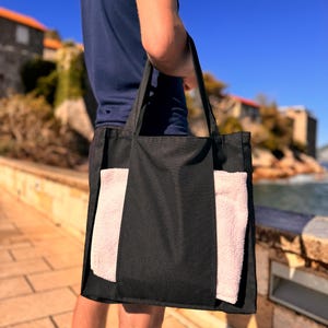 Herren Strandtasche mit separater Handtuchtasche und zwei Griffen, Vielseitiges Tragetaschendesign, Tiefschwarze Pooltasche mit Innentasche für Telefone.