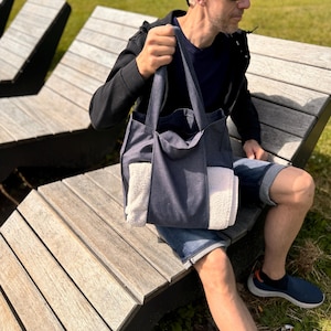 Stilvolle dunkelblaue Strandtasche für Männer, Perfektes Geschenk für Pool-Liebhaber.