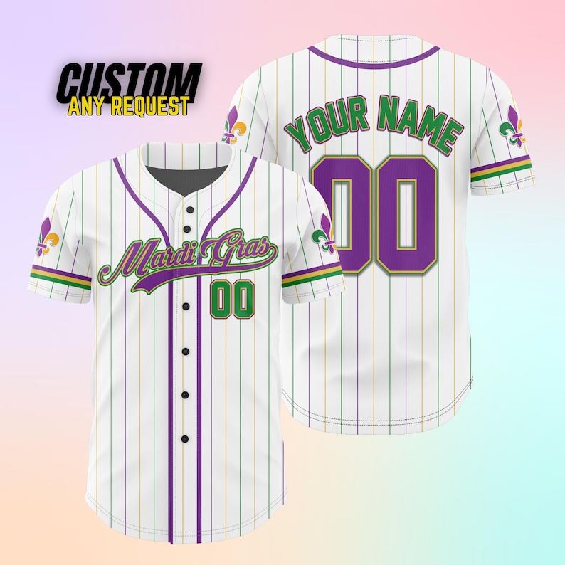 K&ouml;nnte beinhalten: Wei&szlig;es Baseballtrikot mit lila und gr&uuml;nen Streifen. Die Vorderseite des Trikots tr&auml;gt den Text "Mardi Gras" und die Nummer "00". Die R&uuml;ckseite des Trikots tr&auml;gt den Text "YOUR NAME" und die Nummer "00".