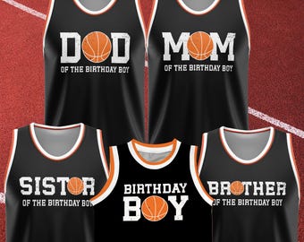 Könnte beinhalten: Fünf schwarze Basketballtrikots mit weißen Rändern. Die Trikots tragen die Aufschriften "Dad", "Mom", "Sister", "Birthday Boy" und "Brother". Jedes Trikot hat ein Basketball-Motiv mit orange-weißem Design.