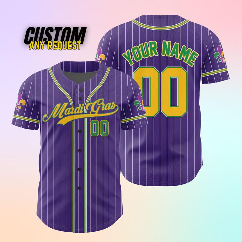 K&ouml;nnte beinhalten: Lila und wei&szlig; gestreiftes Baseballtrikot mit gelben und gr&uuml;nen Akzenten. Die Vorderseite des Trikots tr&auml;gt den Text "Mardi Gras" und die Nummer "00". Die R&uuml;ckseite des Trikots tr&auml;gt den Text "YOUR NAME" und die Nummer "00".