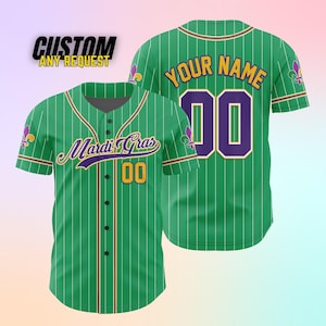 K&ouml;nnte beinhalten: Gr&uuml;n-wei&szlig; gestreiftes Baseballtrikot mit violetten und goldenen Akzenten. Das Trikot tr&auml;gt den Text "Mardi Gras" und die Nummer "00" auf der Vorderseite. Die R&uuml;ckseite des Trikots tr&auml;gt den Text "Your Name" und die Nummer "00".