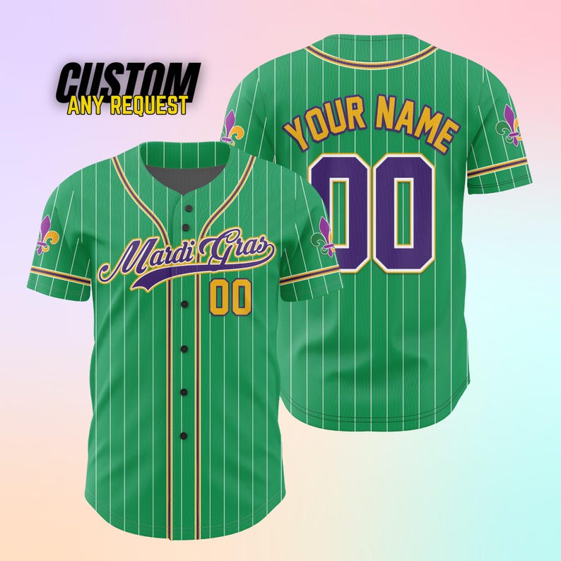 K&ouml;nnte beinhalten: Gr&uuml;n-wei&szlig; gestreiftes Baseballtrikot mit violetten und goldenen Akzenten. Das Trikot tr&auml;gt den Text "Mardi Gras" und die Nummer "00" auf der Vorderseite. Die R&uuml;ckseite des Trikots tr&auml;gt den Text "Your Name" und die Nummer "00".