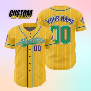 K&ouml;nnte beinhalten: Gelbes und gr&uuml;nes Baseballtrikot mit dem Text "Mardi Gras" und der Nummer "00" auf der Vorderseite. Die R&uuml;ckseite des Trikots tr&auml;gt den Text "Your Name" und die Nummer "00".