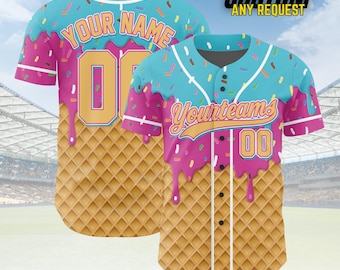 Pode incluir: Duas camisas de beisebol com um design exclusivo de cone de sorvete. As camisas apresentam uma base de waffle, sorvete rosa pingando e uma parte superior azul com granulado. Uma camisa diz "YOUR NAME 00" e a outra "Yourteams 00". O texto "CUSTOM ANY REQUEST" também é visível.