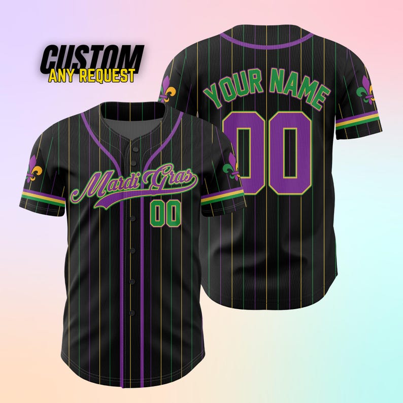 K&ouml;nnte beinhalten: Schwarzes und gr&uuml;nes Baseballtrikot mit lila Streifen und einem Mardi Gras-Design. Das Trikot hat eine Fleur-de-lis am linken &Auml;rmel und die Nummer 00 auf der Vorderseite. Die R&uuml;ckseite des Trikots tr&auml;gt den Text "YOUR NAME" und die Nummer 00.