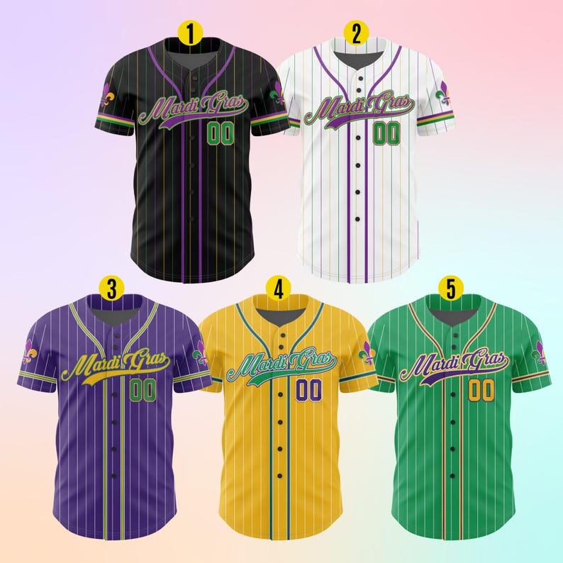 K&ouml;nnte beinhalten: F&uuml;nf Baseballtrikots mit Mardi Gras-Motiven. Die Trikots sind schwarz, wei&szlig;, lila, gelb und gr&uuml;n mit lila und goldenen Streifen. Jedes Trikot tr&auml;gt den Text "Mardi Gras" und die Nummer "00" auf der Vorderseite.