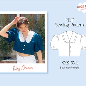 以下が含まれることがあります： ピーターパンカラーとパフスリーブのクロップドブラウスのPDF縫製パターンです。パターンはXXS-5XLサイズで、初心者の方にもおすすめです。画像は、青いブラウスを着た女性です。