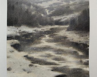 Op de afbeelding: Een aquarel schilderij van een besneeuwd landschap met een kronkelende rivier op de voorgrond. Het schilderij is gemaakt in grijstinten en wit, met een vleugje blauw in de lucht. De handtekening van de kunstenaar, "L.K. Gagnon '23", is zichtbaar in de rechter benedenhoek.